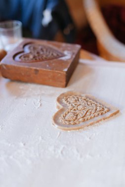 Geleneksel ev yapımı zencefilli kek pişirme. Tahtalı zencefilli çörek.