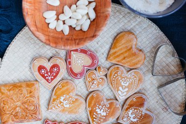 Geleneksel ev yapımı zencefilli kek masası düz görünüm.