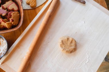 Geleneksel ev yapımı zencefilli çörek, hazır hamur.