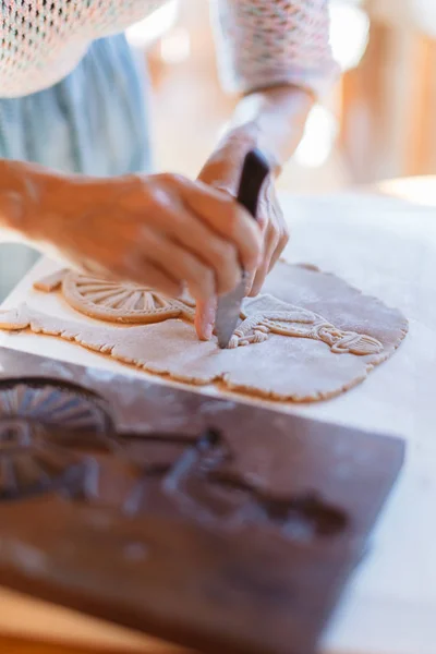 Traditionelle hausgemachte Lebkuchen backen. Lebkuchen mit Holz — Stockfoto