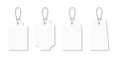 Halatlı boş beyaz etiketler ayarlayın. Farklı şekillerde beyaz alışveriş etiketleri ve fiyat etiketleri. Kağıt fiyat etiketi için mockup ve şablon