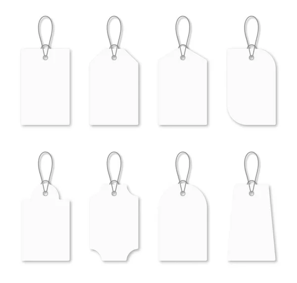 Conjunto de etiquetas blancas en blanco con cuerda. Etiquetas de compra blancas y etiquetas de precios en diferentes formas. Mockup y plantilla para etiqueta de precio de papel — Vector de stock