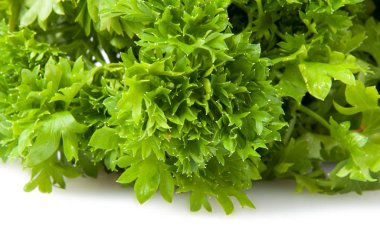 Taze yeşil maydanoz üzerinde beyaz izole salata için