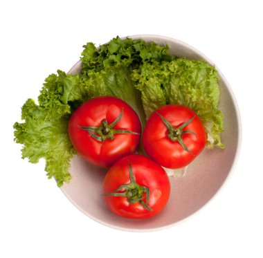 domates marul üzerinde beyaz izole çanak üzerine ile