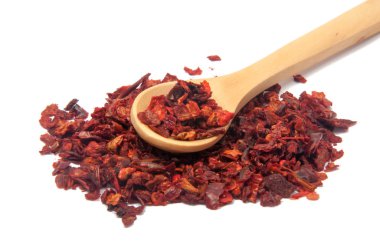 Kurutulmuş dolmalık biber veya üzerinde beyaz izole kaşık paprica kırmızı baharat