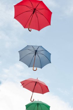 Açık gökyüzü üzerinde birçok renkli şemsiyeler