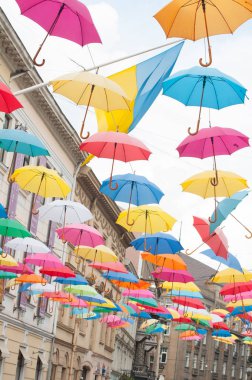 Açık gökyüzü üzerinde birçok renkli şemsiyeler