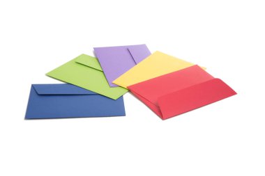 renkli kağıt zarf üzerinde beyaz izole posta yazı için