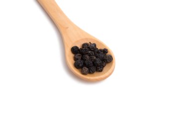 tahta kaşık üzerinde beyaz izole siyah kuru biber