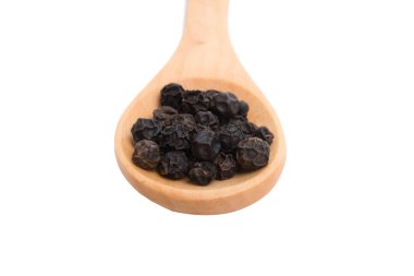 tahta kaşık üzerinde beyaz izole siyah kuru biber