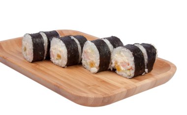 beyaz zemin üzerine lezzetli suşi roll