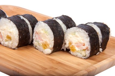 lezzetli suşi roll ahşap tahta arka plan üzerinde