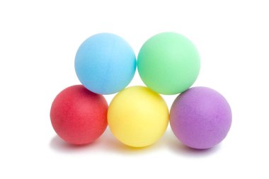 üzerinde beyaz izole renkli plastik top