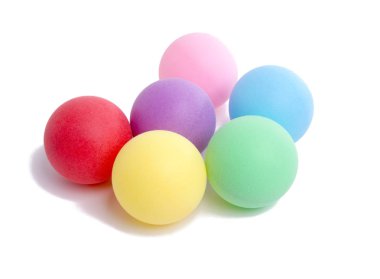 üzerinde beyaz izole renkli plastik top