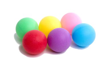 üzerinde beyaz izole renkli plastik top