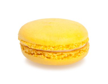 Sarı acıbadem kurabiyesi izole beyaz zemin üzerine