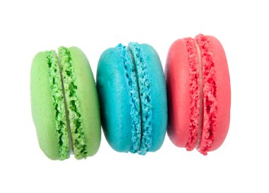 Beyaz arka plan üzerinde izole renkli macaroons