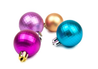 Noel dekoratif renkli topları üzerinde beyaz izole