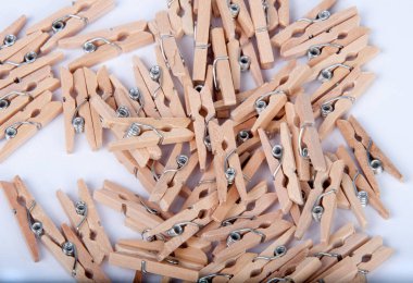 Beyaz arka plan üzerinde ahşap mandal