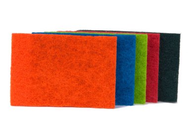 Mutfak sünger kazıyıcı ev üzerinde beyaz izole