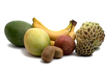 Mango, muz, kivi. üzerinde beyaz izole pomogranate ve şeker elma. Lezzetli karışık.