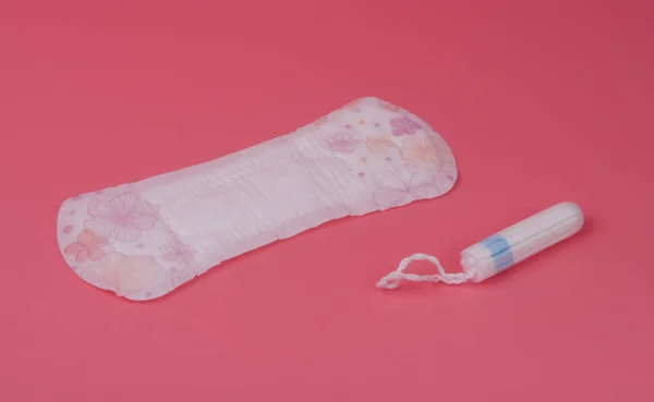 Medicinsk Handduk Eller Pad För Kvinnor Kritiska Dagar Rosa Bakgrund — Stockfoto
