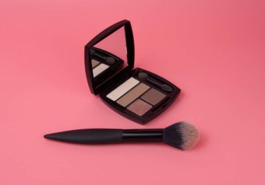 pembe bir arka plan üzerinde göz farı mat renk paleti