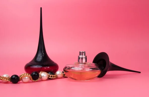 Parfüm Şişe Sprey Zerafet Pembe Bir Arka Plan Üzerinde — Stok fotoğraf