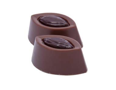 üzerinde beyaz izole özel çikolata tatlılar