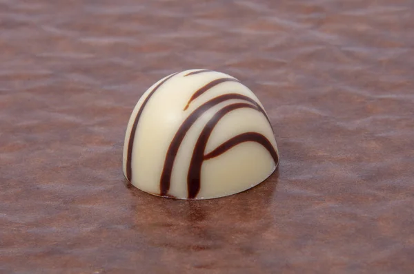 Exklusive Schokoladenbonbons isoliert auf dem weißen — Stockfoto