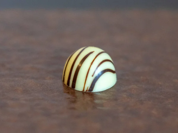 Doces de chocolate exclusivos isolados no branco — Fotografia de Stock