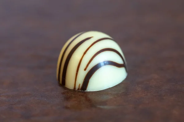 Dulces de chocolate exclusivos aislados en el blanco —  Fotos de Stock