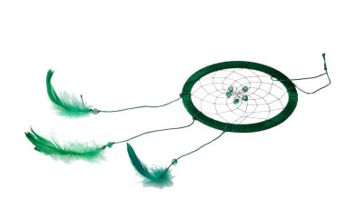 beyaz üzerinde izole tüyler ile sihirli yeşil rüya yakalayıcı