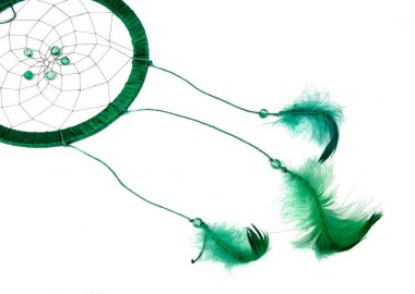 beyaz üzerinde izole tüyler ile sihirli yeşil rüya yakalayıcı