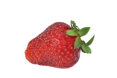 Kırmızı taze çilek beyazın üzerinde izole edilmiş.