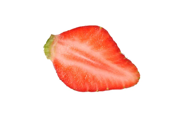 Красная свежая клубника изолирована на белом — стоковое фото