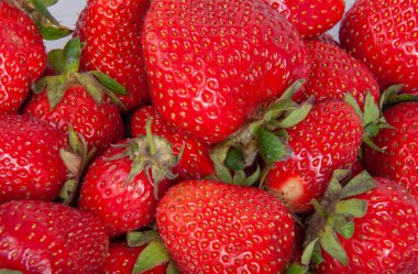 Kırmızı taze çilek beyazın üzerinde izole edilmiş.