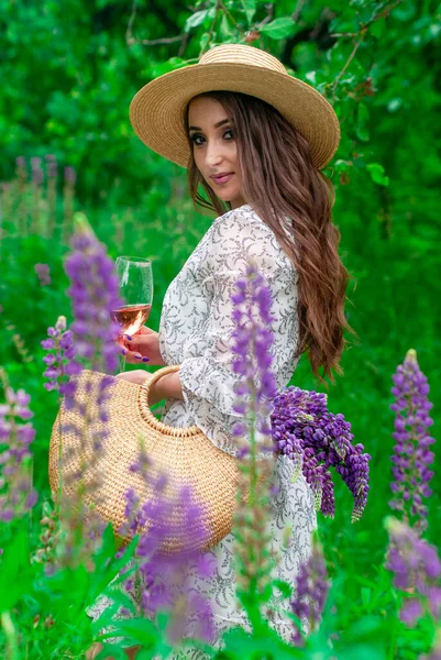 Ziemlich Attraktives Mädchen Entspannen Sie Sich Auf Einem Blumenfeld Der — Stockfoto