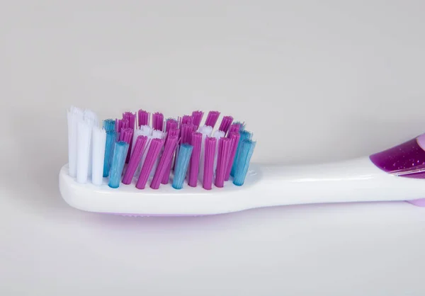 白と白のヘルスケア歯のための白と紫色の歯ブラシ — ストック写真