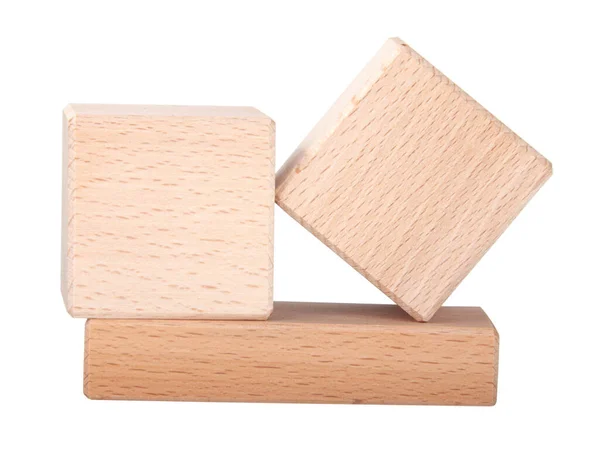 Dwie Drewniane Kostki Jednej Cegle Tworzą Konstrukcję Izolowaną Białym — Zdjęcie stockowe