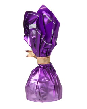 Beyaz folyoyla izole edilmiş menekşe rengi çikolatalı tatlılar.