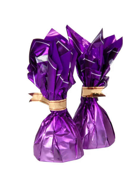Шоколадные Конфеты Фиолетовой Фольге Изолированы Белом — стоковое фото