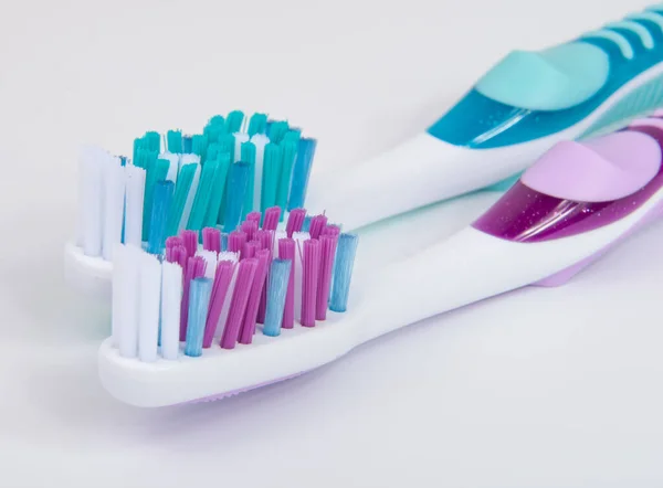 Duas Escovas Dentes Para Cuidados Saúde Fundo Branco — Fotografia de Stock