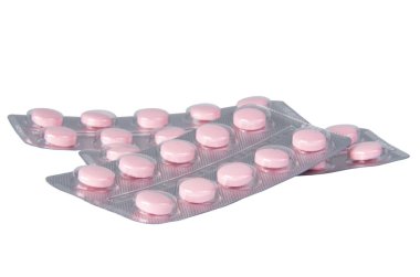 Virüs ilacı için pembe haplar beyaza izole edilmiş.