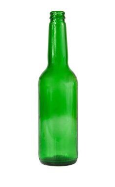 Boş yeşil bira şişesi beyaza izole edilmiş.
