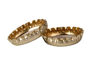 Metalik bronz bira kapağı beyaza izole edilmiş.