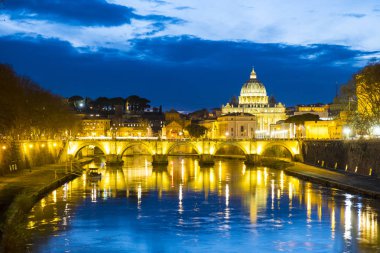Nehir görünümü Bridge St Peter's Basilica Roma Dusk