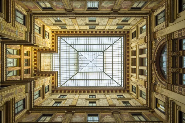 Olhando para cima Skylight tradicional Roma Pátio Imagens De Bancos De Imagens