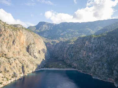 Drone görünümü dağlar Beach kayalıklarla Kelebekler Vadisi