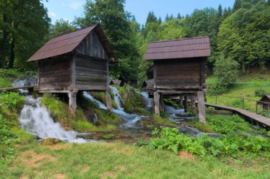Pliva göl (Malo ve Veliko Plivsko Jezero) Jajce, Bosna Hersek yakınındaki ndeki karmaşık ayrıntılı bir görünüm.